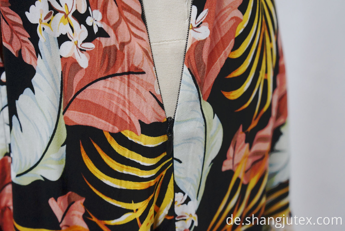 Invisible zipper at side seam of skirt